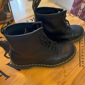 New Dr. Martens bouncing soles boots. Unisex-see pic size tag.